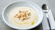 Garlic cream soup with crouton