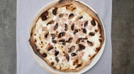Pizza con base di panna e funghi al prosciutto