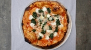 Pizza gambei con spinaci