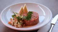 Tatarenbeefsteak (12 dkg), Butter, Gemüsen, Toast