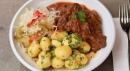 Wildpörkölt, Petersilien Kartoffeln, hausgemachter gemischter Salat