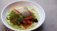 Gegrillter Lachs, Dillcreme, gebratene Gemüsen