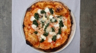 Pizza gambei con spinaci