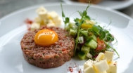 Tartare steak (12dkg), butter, vegetables, toasted sourdough bread