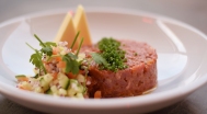 Tatar beefsteak (18 dkg), butter, fresh vegetables, toast