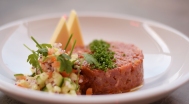 Tatárbeefsteak (18 dkg), vaj, friss zöldségek, pirítós