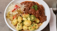 Vadpörkölt, petrezselymes burgonya, csalamádé