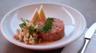 Tatar beefsteak (12 dkg), butter, fresh vegetables, toast