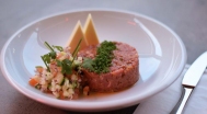 Tatárbeefsteak (12 dkg), vaj, friss zöldségek, pirítós