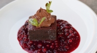 Brownie, erdei gyümölcsök, csokoládé mousse