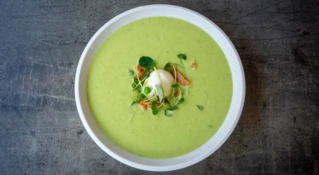Grüne Erbsencremesuppe mit Räucherlachs und Frischkäse 