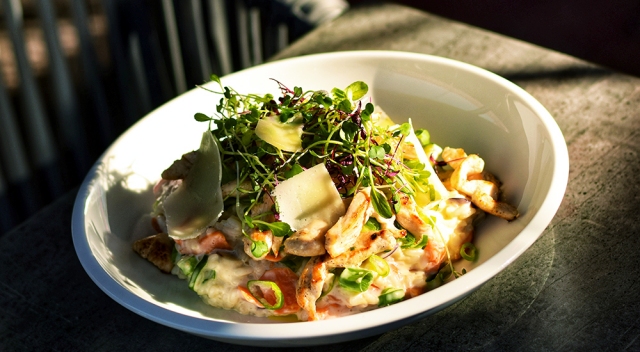 Tejszínes-zöldséges risotto, grillezett csirkemell csíkok 