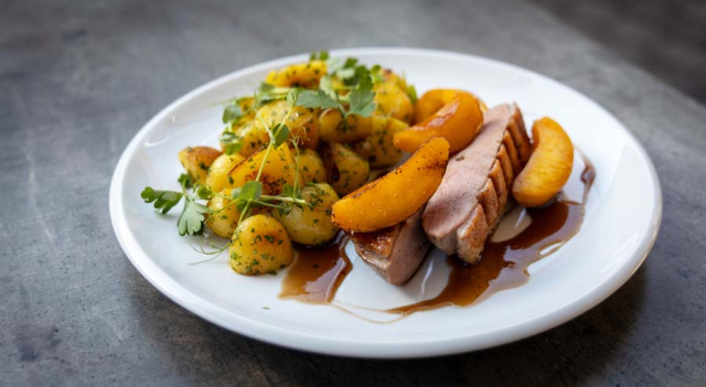 Kacsamell, petrezselymes újburgonya, grillezett őszibarack
