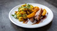 Entenbrust, junge Petersilienkartoffeln, gegrillte Pfirsiche