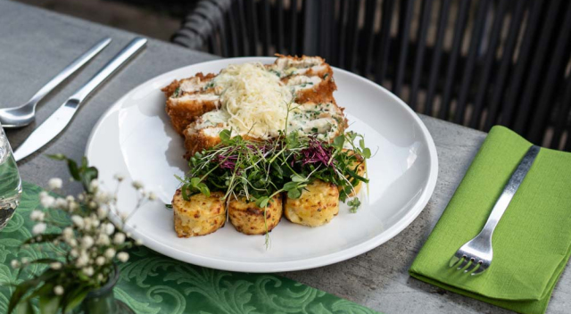 Medvehagymás sajtkrémmel töltött csirkemell pankó morzsában, csicsókás gratin   