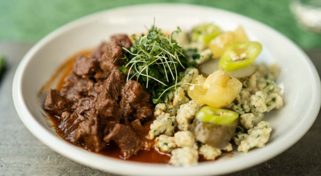 Lammgulasch mit Bärlauchspätzle und eingelegtem Gemüse