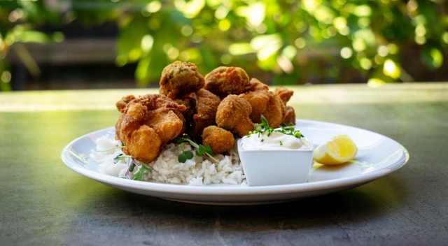 Rántott zöldségek (gomba, brokkoli, karfiol), jázmin rizs, tartármártás 