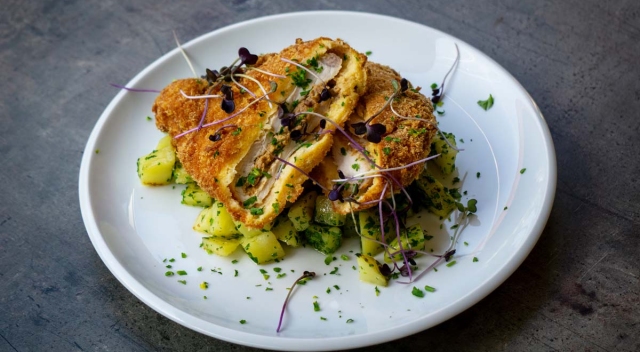 Schweinekotelett gefüllt mit Hirn, Petersilienkartoffeln