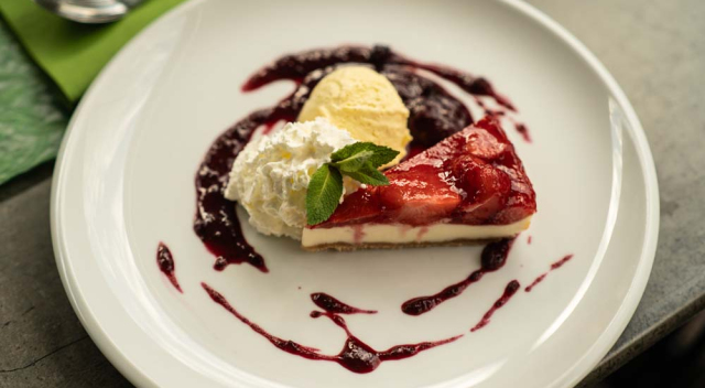 Epres sajttorta, eperöntet, vanília fagylalt