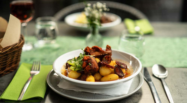 Frühkartoffelgulasch mit Räucherwurst, gebratenem Bauchspeck und Sauerteigbrot