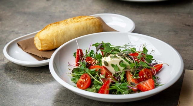 Ziegenkäsecreme, Erdbeer-Rucola-Salat mit Kernen bestreut, Baguette 