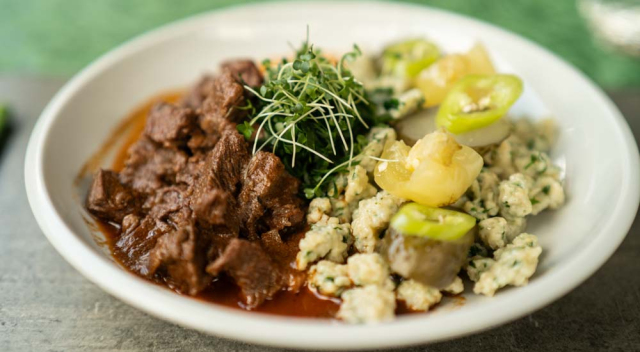 Báránypörkölt, medvehagymás galuska, házi savanyúságok